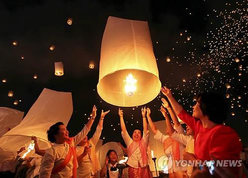 '러이 끄라통' 축제 기간 치앙마이에서 풍등을 날리는 모습