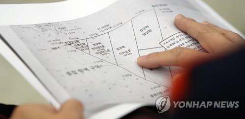 '여기 어딘가에'