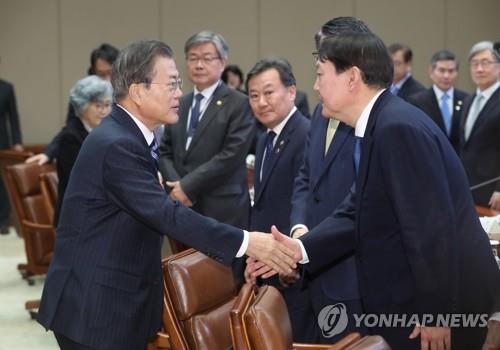 악수하는 문 대통령과 검찰총장