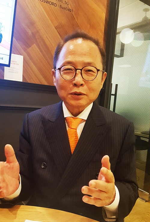 (서울=연합뉴스) 이희용 기자 = 전충헌 한베콘텐츠협회장이 8일 연합뉴스와의 인터뷰에서 "베트남을 아세안 진출의 교두보로 삼아야 한다"고 역설하고 있다.