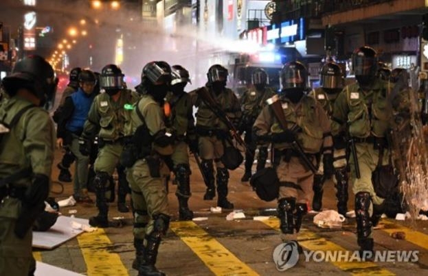 10일 시위대 체포에 나선 홍콩 경찰