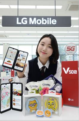 LG전자 모델이 수험생 특별 구매 혜택을 소개하고 있다
