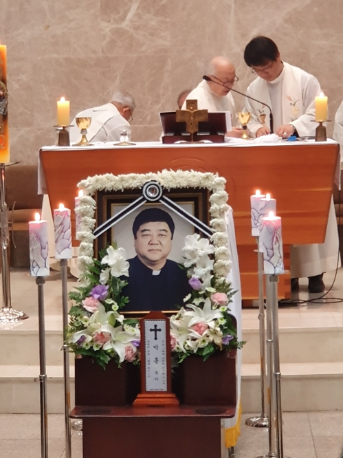 박홍 신부 '영면 속으로'