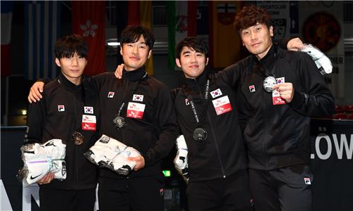 한국 펜싱 남자 플뢰레 대표팀. 왼쪽부터 이광현, 권영호, 허준, 손영기