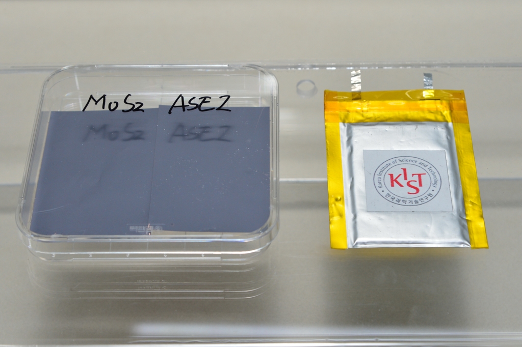 이황화몰리브덴 기반의 인조보호막 소재가 전사된 음극재(왼쪽). 개발한 음극재로 만든 파우치 형태의 리튬금속전지(오른쪽) [KIST 제공]