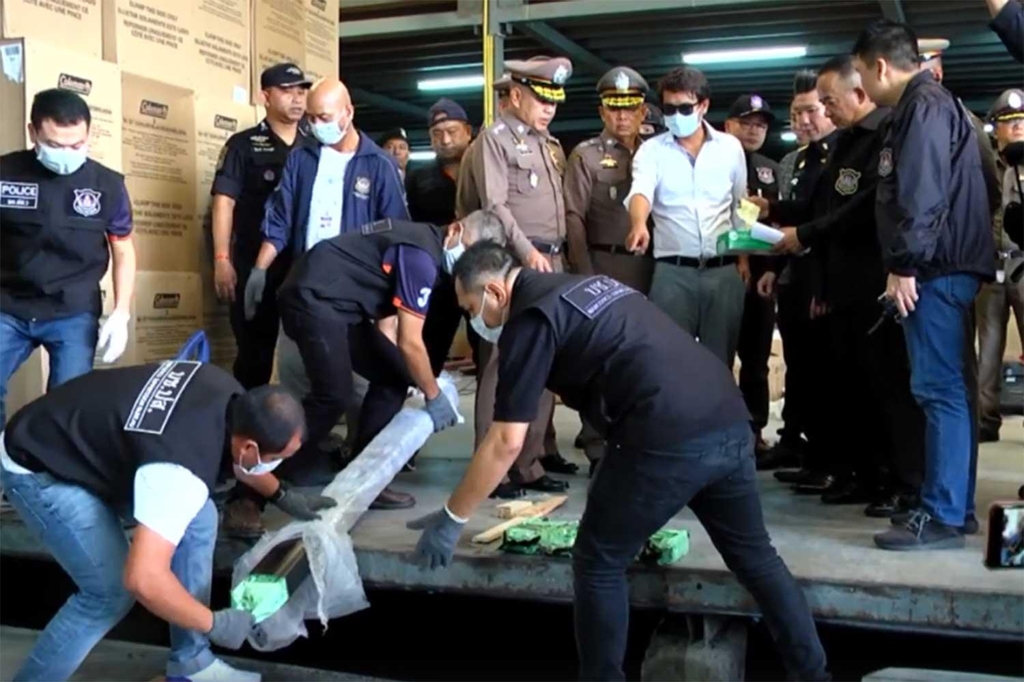 태국 경찰이 러닝머신 부품에 숨겨진 필로폰을 공개하는 모습