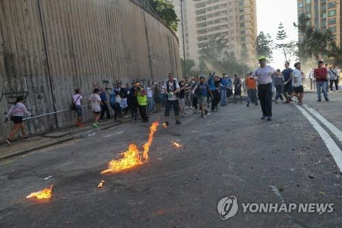 폭푸람 로드의 청소현장에 날아든 화염병