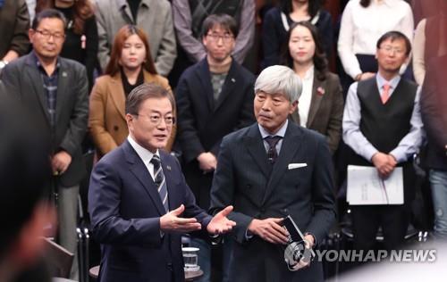 문 대통령과 사회자 배철수 씨