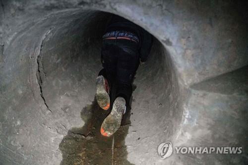 19일 하수도를 통해 캠퍼스 밖으로 나가려고 하는 시위대