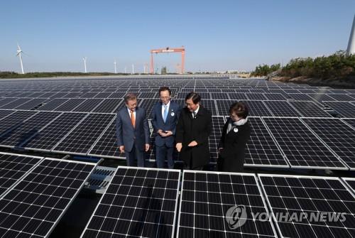 새만금 수상태양광 시설 둘러보는 문 대통령