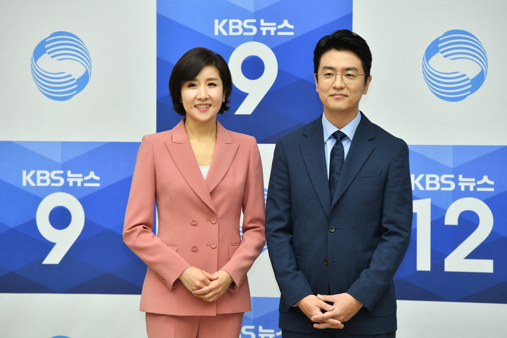이소정 KBS '뉴스9' 앵커(왼쪽)와 최동석 아나운서