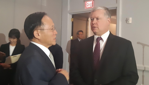 대화 나누는 이수혁 주미대사와 비건 미국 부장관 지명자