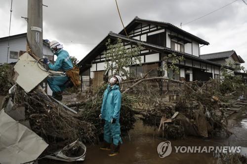 일본 나가노시에서 태풍 하기비스 피해 복구 작업을 하는 장면 [AP=연합뉴스 자료사진]