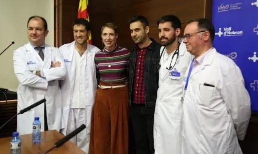 심정지 6시간 만에 기적적으로 소생한 영국 여성 오드리 매쉬(32·왼쪽에서 3번째)가 바르셀로나의 한 병원에서 의료진과 사진 촬영을 하고 있다. [영국 가디언 홈페이지 캡처] 