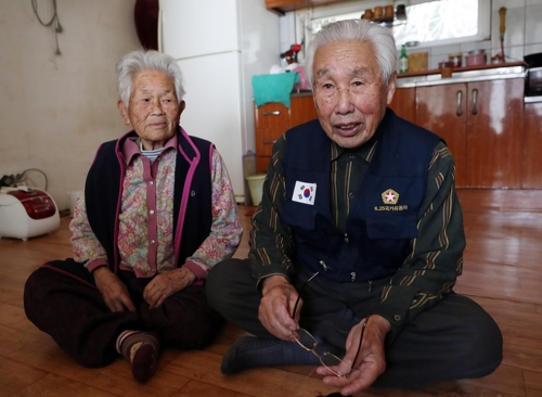 일본육군 조병창 노동자였던 김우식씨와 아내 이금예씨
