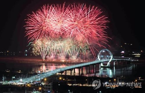 올해 2월 춘천에서 열린 평창동계올림픽 성공 개최 1주년 기념 불꽃축제 [연합뉴스 자료사진]