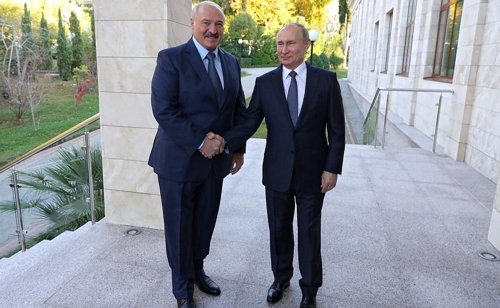 러시아 남부 휴양도시 소치에서 만난 푸틴 대통령(오른쪽)과 루카셴코 대통령. [러 크렘린궁 웹사이트 사진]