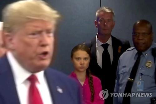 트럼프 대통령 쏘아보는 툰베리