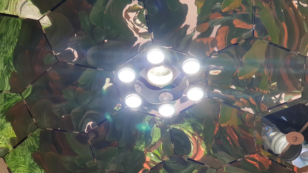 종각역 '태양의 정원' 천장의 태양광과 LED 조명