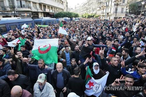 12일(현지시간) 알제리 수도 알제에서 벌어진 대선 반대 시위[AFP=연합뉴스]