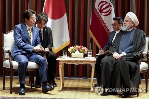 6월 이란을 방문한 아베 신조(좌) 일본 총리와 하산 로하니 이란 대통령 회담 
