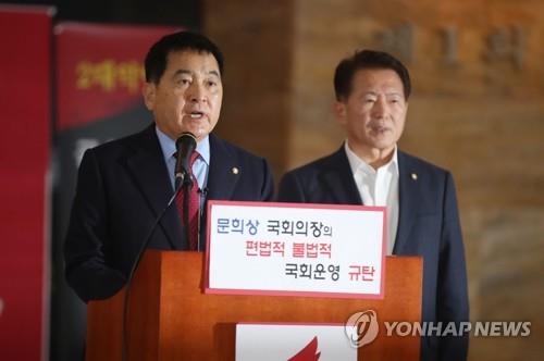 발언하는 심재철 원내대표 (서울=연합뉴스) 김인철 기자 = 자유한국당 심재철 원내대표(왼쪽)가 24일 오전 국회 로텐더홀에서 열린 기자회견에서 발언하고 있다. 2019.12.24 yatoya@yna.co.kr(끝)