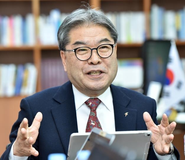 신년인터뷰 중인 이재정 교육감