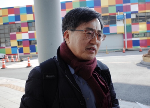 답변하는 김동연 전 부총리