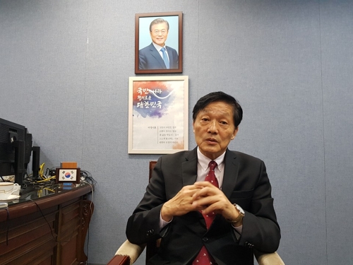 재외동포재단 서울사무소에서 연합뉴스와 인터뷰 중인 한우성 이사장