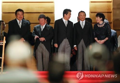 아베 신조 일본 총리와 각료들