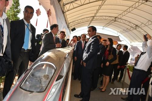 쁘라윳 짠오차 태국 총리(가운데)가 중국형 고속철도 모형을 살펴보는 모습·2017.12