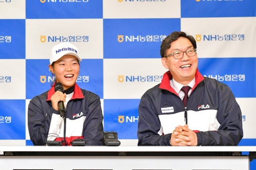 백다연(왼쪽)과 이대훈 NH농협은행장.