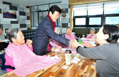 사회복지시설 위문하는 조규일 진주시장