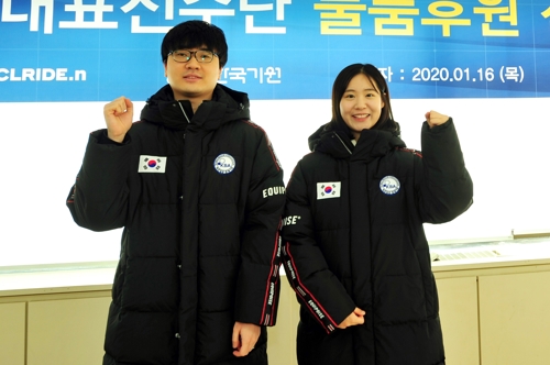 클라이드앤이 후원한 유니폼을 입은 나현 9단과 오유진 9단