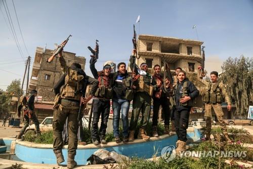 2018년 시리아 북부의 쿠르드족 도시 아프린을 점령한 친터키 시리아 반군 전투요원