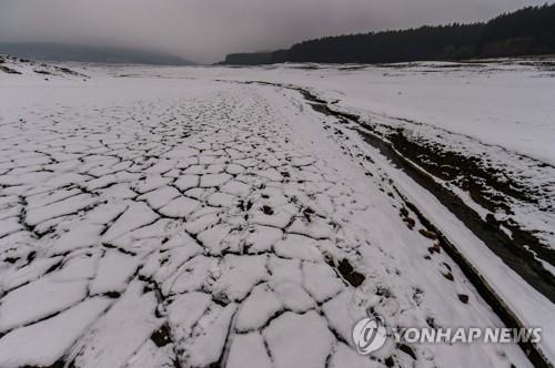 물 부족 사태로 바닥을 드러낸 불가리아 서부 스투데나 댐 내부