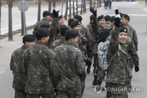 평일 일과후 외출하는 병사들