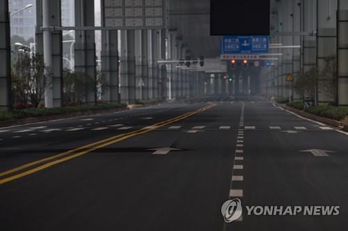 25일 중국 후베이성 우한의 텅 빈 도로