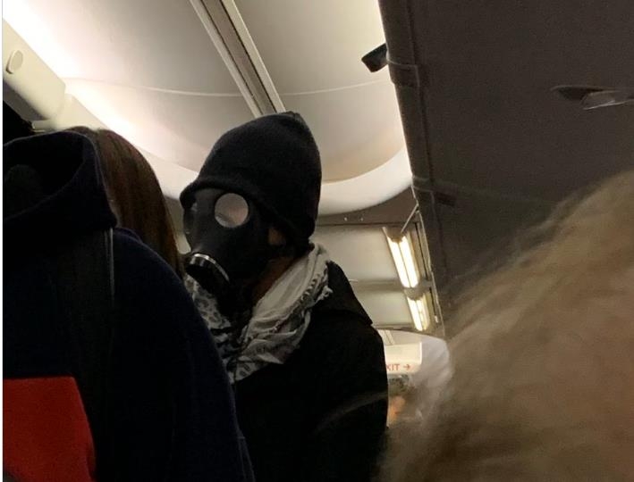 지난달 30일 미국 댈러스에서 휴스턴으로 가는 아메리칸항공 여객기에 탑승한 방독면을 쓴 승객. [출처=조지프 세이 트위터]