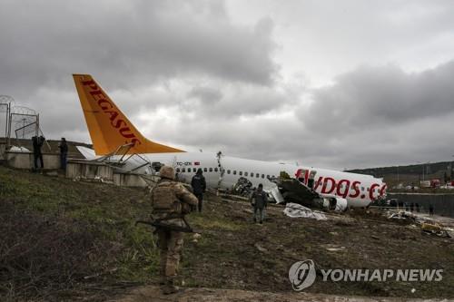 터키 사비하 괵첸 공항서 착륙사고로 부서진 페가수스 항공 여객기
