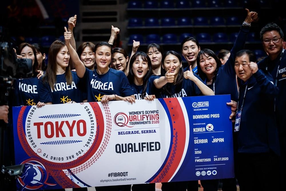 도쿄올림픽 티켓을 받아든 한국 여자농구 선수단. 