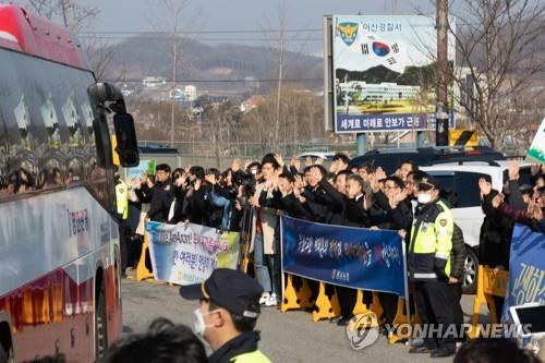 퇴소 우한 교민 환송하는 아산시민들 (아산=연합뉴스) 김연수 기자 = 15일 오전 충남 아산시 초사동 경찰인재개발원 앞에서 아산시민들이 임시생활 시설에서 퇴소하는 우한교민 193명을 환송하고 있다.2020.2.15 yskim88@yna.co.kr(끝)