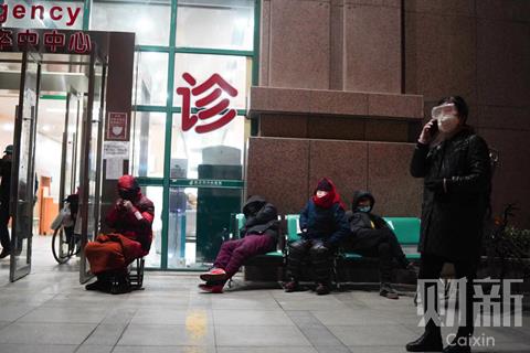 2월 2일 우한시중심병원 로비 문 밖에 있는 환자들 [사진 차이신]