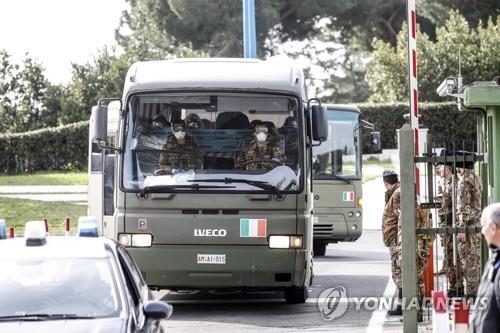 중국 우한에서 철수한 이탈리아인들이 탑승한 버스