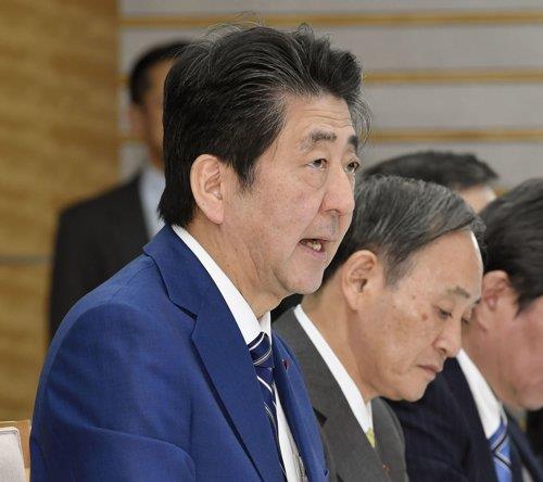 (도쿄 교도=연합뉴스) 아베 신조 일본 총리가 지난 25일 총리관저에서 코로나19 대책본부 회의를 주재하고 있다. 