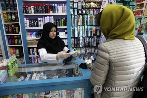 테헤란의 한 약국에서 위생용품을 사는 시민
