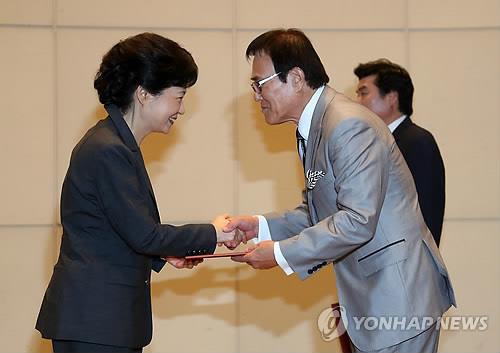 2012년 대선 당시 새누리당 재외선대위원장 임명장 받는 자니윤