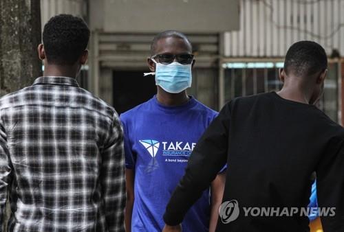 13일 케냐 수도 나이로비에서 마스크를 쓴 남성이 걸어가고 있다.