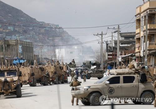 25일 아프가니스탄 카불의 총격 테러 현장. [로이터=연합뉴스]