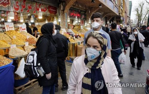 마스크를 쓰고 외출한 이란 테헤란 시민들